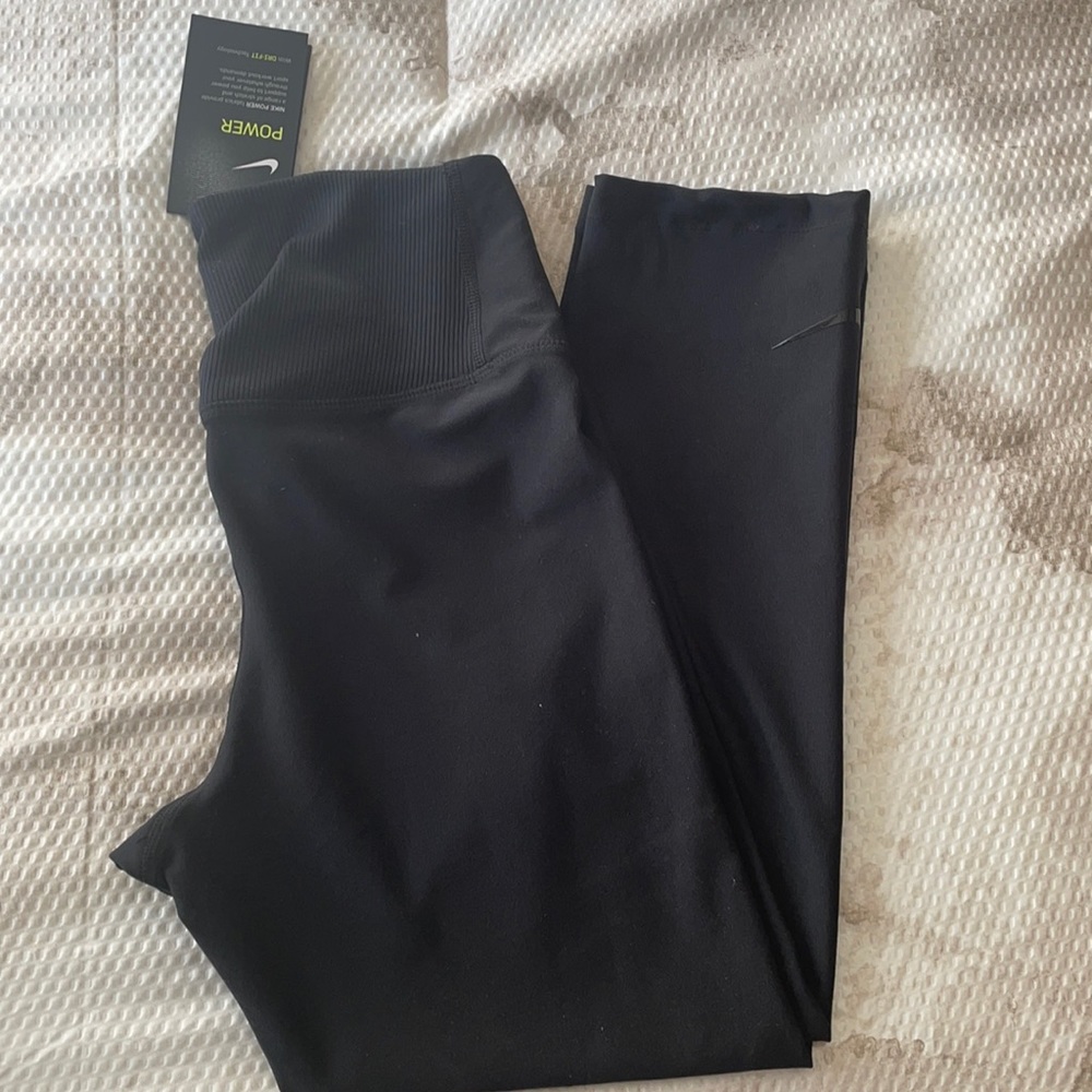 Nike women’s Dri-Fit high waisted cropped training leggings